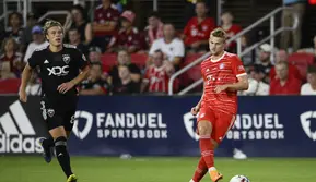 Matthijs de Ligt beraksi dalam laga pramusim Bayern Munchen melawan DC United, Kamis (21/7/2022). (AP/Nick Wass)