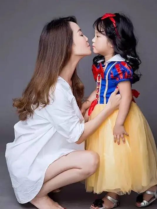 Qin Ling berpose bersama cucunya saat sesi pemotretan. Beberapa media lokal memburu untuk mewawancarainya. Kepada salah satu media Qin mengatakan bahwa sebenarnya dia adalah seorang janda. (shanghaiist.com)