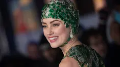 Aktris cantik Amber Heard berpose untuk fotografer setibanya menghadiri premier dunia film 'Aquaman' di London, Senin (26/11). Mantan istri aktor Johnny Depp ini datang dengan dibalut gaun couture dan hiasan kepala. (Vianney Le Caer/Invision/AP)