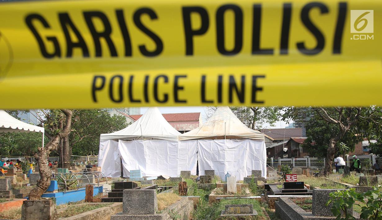 Tenda petugas forensik berdiri di sekitar makam Abi Qowi Suparto (20), yang diduga mencuri vape, di TPU Karet, Jakarta Pusat, Selasa (12/9). Polda Metro Jaya membongkar makam Abi untuk mengetahui penyebab kematian Abi. (Liputan6.com/Immanuel Antonius)