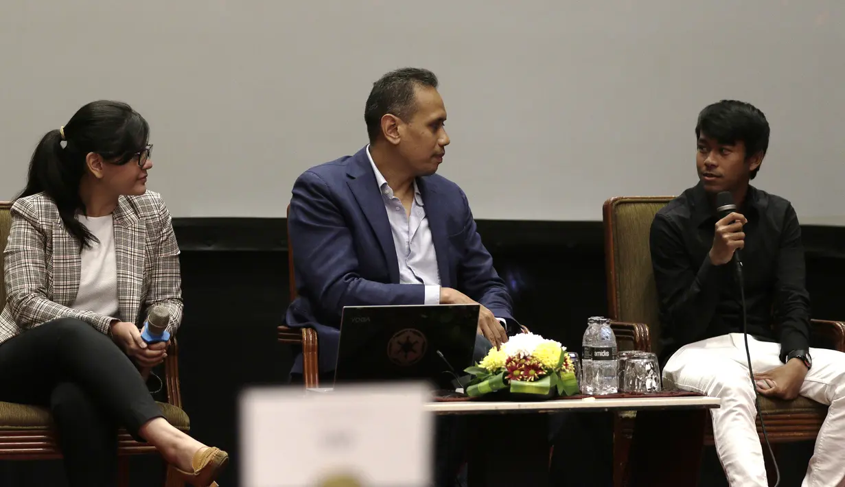 Pemain Garuda Select, Mochammad Supriyadi, bercerita pengalamannya saat jumpa pers di Hotel Sultan, Jakarta, Jumat (17/5). Garuda Select kembali ke Indonesia usai menjalani pelatihan dan uji coba di Inggris. (Bola.com/Yoppy Renato)