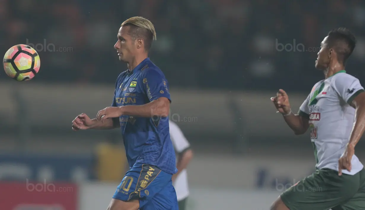 Raphael Maitimo mengontrol bola saat di kawal pemain PS TNI, Ganjar Mukti pada lanjutan Liga 1 2017 di Stadion Si Jalak Harupat, Sabtu (05/8/2017). Persib menang 3-1. (Bola.com/Nicklas Hanoatubun)