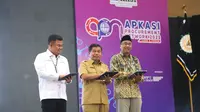 Sekjen Kemendagri Suhajar Diantoro (tengah) didampingi Ketua Umum Apkasi Sutan Riska Tuanku Kerajaan (kiri) dan Yulianto Prihhandoyo, Direktur Pasar Digital Pengadaan LKPP saat prosesi Opening Ceremony APN 2023 di JCC Jakarta, Senin (27/11/2023). (Ist)