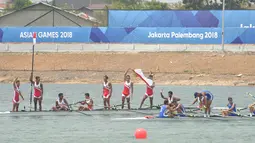 Regu dayung Indonesia berselebrasi ketika berhasil melewati garis finis pada final kelas ringan delapan putra Asian Games 2018 di Palembang, Jumat (24/8). Indonesia berhasil meraih medali emas. (ANTARA FOTO/INASGOC/Zabur Karuru/nym/18.)