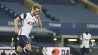 Penyerang Tottenham Hotspur, Harry Kane berselebrasi usai mencetak gol ke gawang Everton pada pertandingan lanjutan Liga Inggris di Goodison Park di Liverpool, Inggris, Sabtu (17/4/2021). Kane mencetak dua gol di pertandingan ini. (Clive Brunskill/Pool via AP)