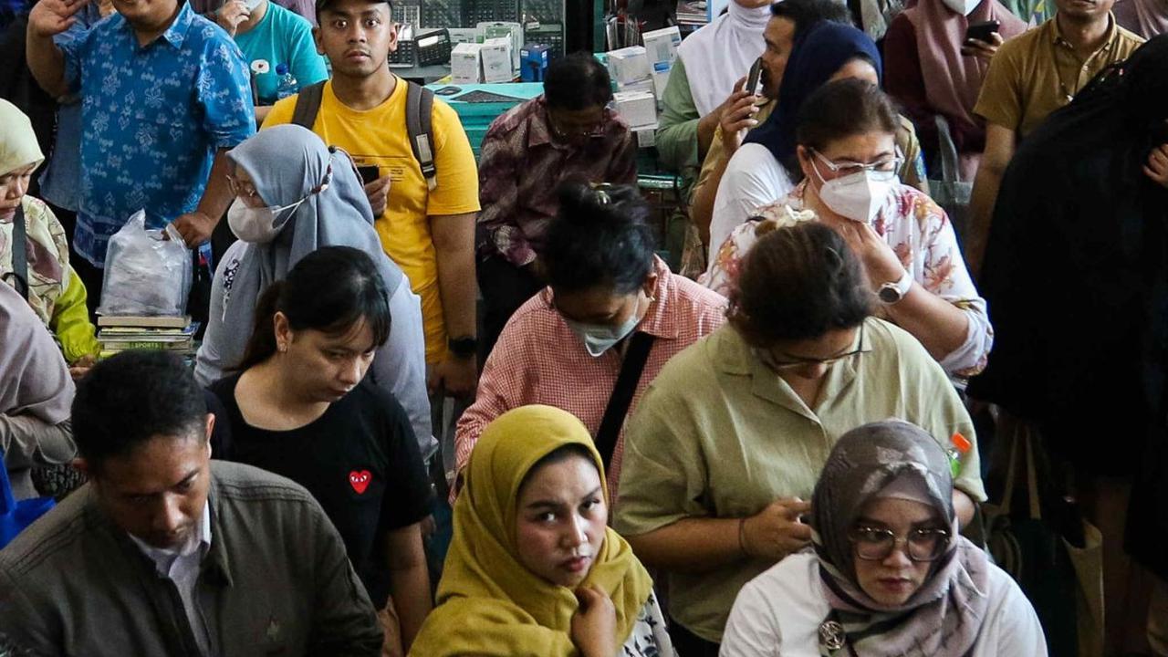 FOTO: Promo Buy 1 Get 3, Toko Buku Gunung Agung Kwitang Diserbu Warga, Antrean Sampai Membludak