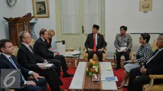 Presiden Joko Widodo berbincang dengan Menteri Perindustrian dan Perdagangan Rusia Denis Manturov beserta delegasi di Istana Merdeka, Jakarta, Jumat (7/1/2016). Pertemuan membahas kerjasama pengolahan hasil pertambangan. (Liputan6.com/Faizal Fanani)