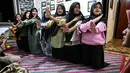 Pemuda mengikuti gladi bersih tari tradisional Aceh di desa ekowisata Nusa di Lhoknga, provinsi Aceh (31/8/2021). (AFP/Chaideer Mahyuddin)