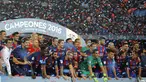 Pemain dan Official FC Barcelona  berfoto bersama saat merayakan kemenangan meraih trofi Super Cup Spanyol saat megalahkan Sevilla dengan Aggregat 5-0 di Stadion Camp Nou, Barcelona (18/8/2016). (AP/Manu Fernandez)
