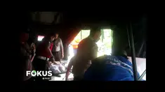Posko pengamanan Polresta Samarinda memberikan bantuan pangan untuk korban banjir di Simpang 3 Alaya, Samarinda.