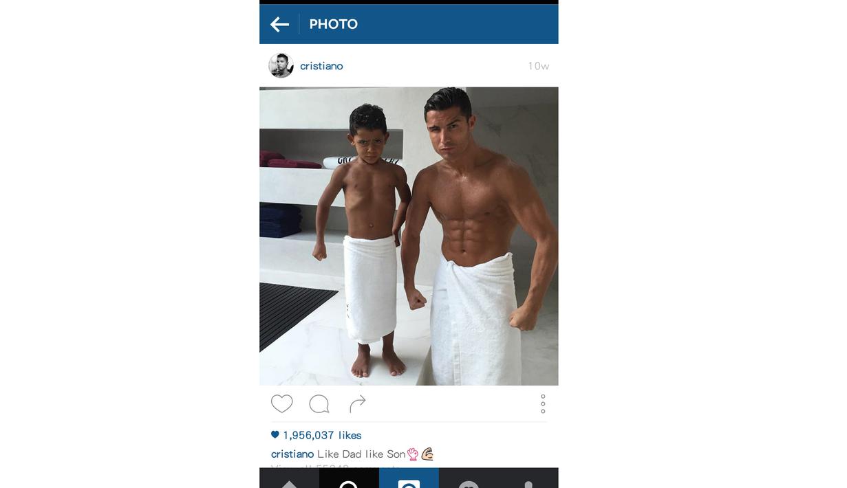 Cristiano Ronaldo saat mandi bersama anaknya. (Instagram/CristianoRonaldo)