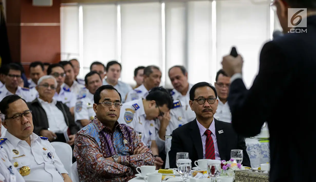 Menhub Budi Karya Sumadi dan Vice-President for Knowledge Management and Sustainable Development of the Asian Development Bank (ADB), Bambang Susantono menghadiri penandatangan MoU Kemenhub dengan ADB di Jakarta, Rabu (22/11). (Liputan6.com/Faizal Fanani)