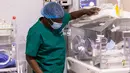Dr Edward Tamale Sali, seorang spesialis kesuburan di Women's Hospital International and Fertility Centre (WHI&FC), mengatakan kondisi mereka saat ini "stabil". (BADRU KATUMBA / AFP)