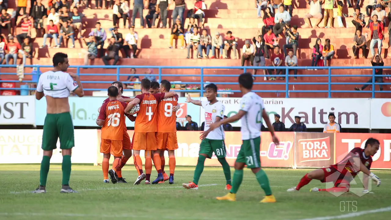 Para pemain PBFC rayakan gol ke gawang Bhayangkara Surabaya United