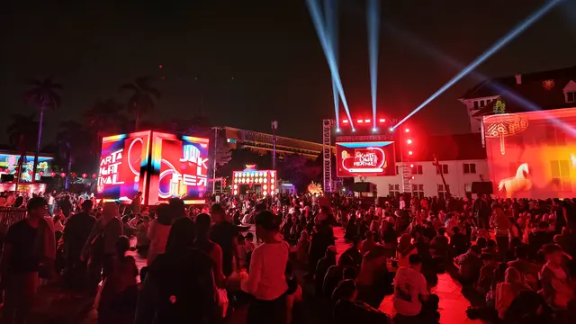 Pengelola Kawasan Kota Tua Jakarta menggelar Jakarta Light Festival untuk memeriahkan perayaan Tahun Baru Imlek 2026. (Liputan6/Rifqy Alief)