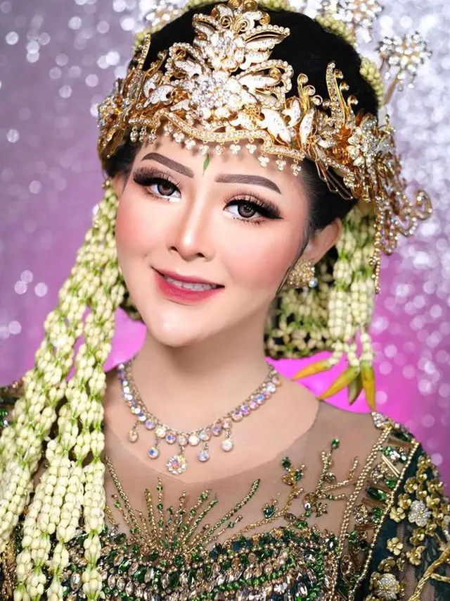 Bella Bonita saat resepsi pernikahan (Instagram/khadijahazzahra_makeup)