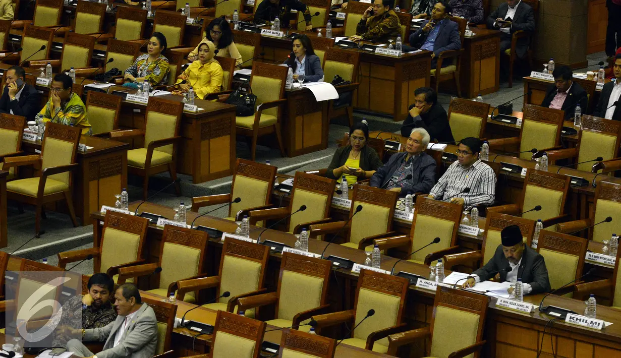 Sejumlah anggota dewan saat Rapat Paripurna penutupan masa sidang II di Jakarta, Kamis (15/12). Rapat resmi memasukkan revisi UU No 14 Tahun 2014 tentang perubahan UU No 17 Tahun 2014 tentang UU MD3 ke dalam Prolegnas 2016. (Liputan6.com/Johan Tallo)