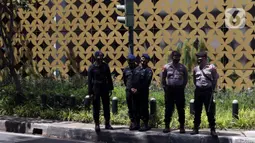 Sejumlah polisi berjaga di sekitar Pengadilan Negeri Jakarta Selatan, Senin (4/1/2021). Pengamanan ratusan aparat kepolisian dilakukan untuk mengantisipasi pergerakan masa pada saat sidang praperadilan Rizieq Shihab. (Liputan6.com/Angga Yuniar)