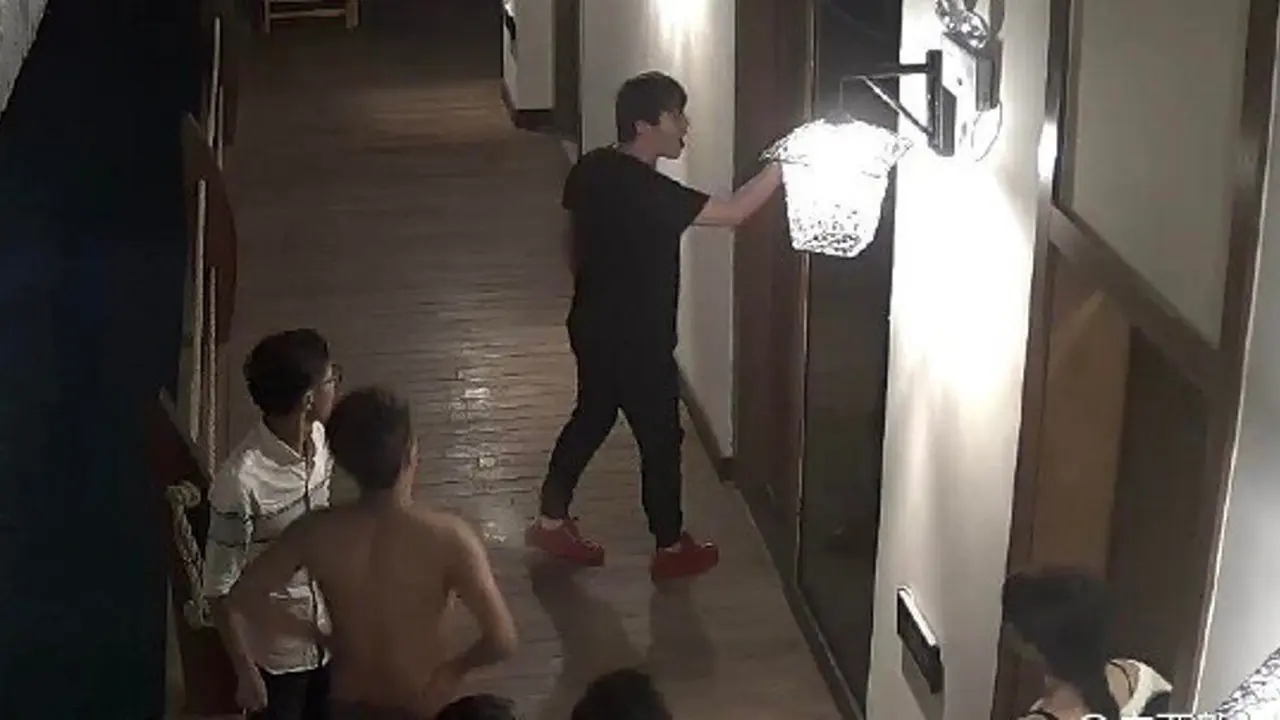 'Berisik' saat Bercinta, Pria China Diseret dari Kamar Hotel