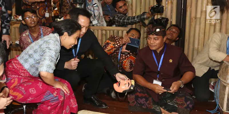 Menteri BUMN dan Kepala Bekraf Tinjau Pameran Produk UMKM di IMF-WB 2018