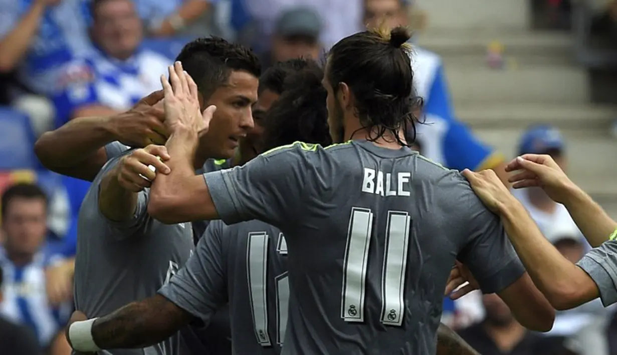 Pemain Real Madrid merayakan gol kedua ke gawang Espanyol yang dicetak Cristiano Ronaldo dalam lanjutan La Liga Spanyol di Stadion Cornella El Prat, Espanyol. Sabtu (12/9/2015). (AFP Photo/Lluis Gene)