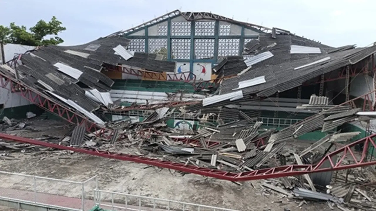Stadion Ricardo Plaza sebagian runtuh setelah gempa di Esmeraldas, Ekuador, Jumat, 25 April 2025.