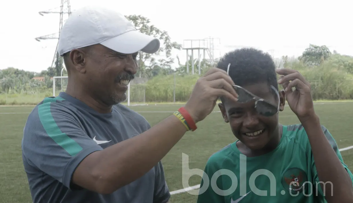 Pelatih Timnas Indonesia U-16, Fachri Husaini, bercanda dengan pemain Timnas U-16, Ramai Melvin Rumakiek. Fachri Husaini merupakan sosok pelatih yang dekat  dengan para pemain namun tetap disiplin. (Bola.com/M Iqbal Ichsan)