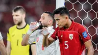 Pemain Timnas Indonesia, Rizky Ridho (kanan) tengah beristirahat saat laga lanjutan putaran ketiga Kualifikasi Piala Dunia 2026 melawan Bahrain di Stadion Utama Gelora Bung Karno (SUGBK), Senayan, Jakarta, Selasa (25/03/2025). (Bola.com/Bagaskara Lazuardi)