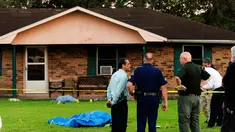 Petugas keamanan saat menyelidiki tempat terjadinya penusukan yang terjadi di Louisiana, AS, Rabu (26/8/2015). Dua orang ditikam dan satu orang petugas kepolisian ditembak dalam peristiwa tersebut. (REUTERS/Leslie Westbrook) 