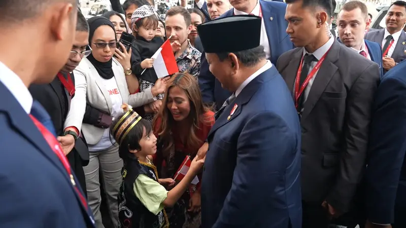 Presiden Prabowo Subianto saat tiba di hotel tempat menginap ketika kunjungan kenegaraannya di St. Petersburg, Rusia, Rabu (18/6/2025).