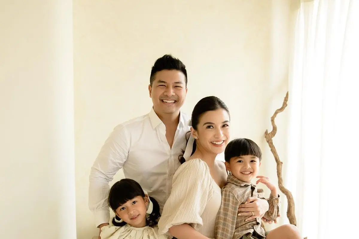 Potret Harmonis Keluarga Chelsea Olivia dan Glenn Alinskie di Post Card Natal, Tampil Kompak dengan Outfit Netral