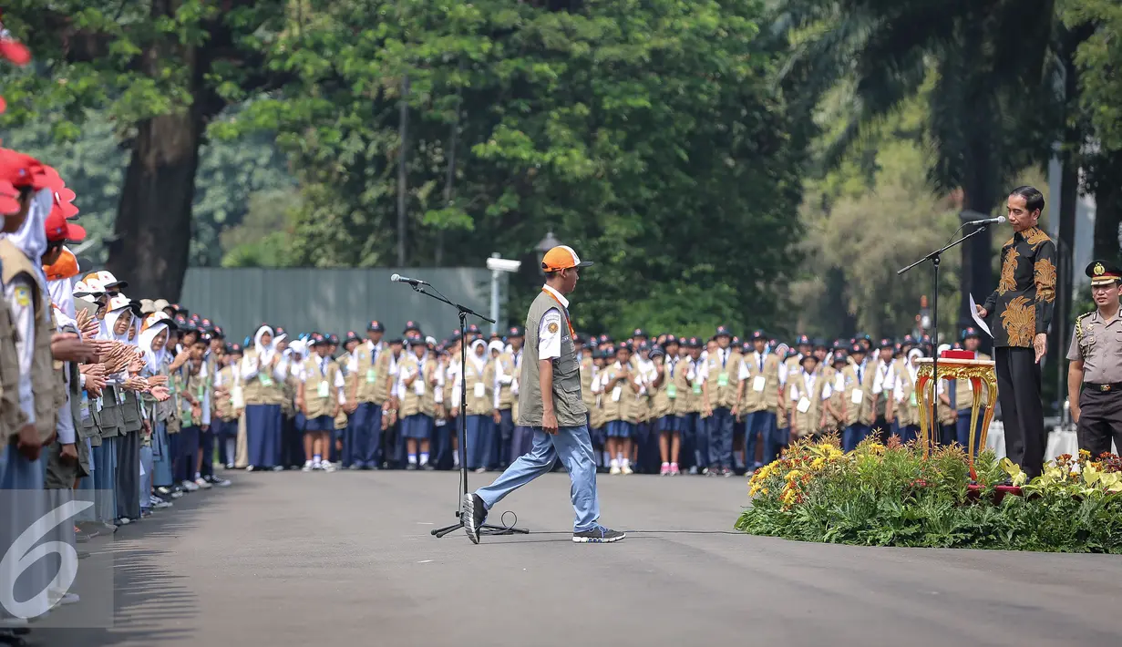 Seorang pelajar menghampiri Presiden Jokowi saat pembukaan kegiatan KKP di Istana Merdeka, Jakarta (18/11). Melalui program ini pemerintah berusaha menanamkan pandangan dasar dan mentalitas kepemimpinan pelajar. (Liputan6.com/Faizal Fanani)