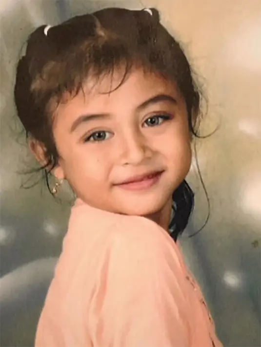 Potret masa kecil Margin mencuri perhatian warganet. Banyak yang memuji paras cantik pemeran Firly dalam sinetron Manusia Harimau itu. "Cantik amaaat,' tulis Zaskia Sungkar. "Mini Guzel," tulis Melody Laksani. "Masya Allah Guzel adalah Margin cilik," tulis netizen. [Instagram/marginw]