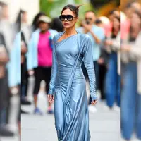 Victoria Beckham tertangkap kamera dalam balutan gaun biru muda. Tampilannya yang ini sangat retro dengan gaun yang menutupi dada dan detail syal dramatis di sisinya. Untuk menyempurnakan penampilannya, ia memilih mengenakan sepasang sepatu boot stiletto mesh yang ketat dan berkilau. Foto: Instagram.