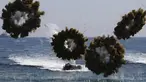 Kendaraan tempur amfibi mengeluarkan bom asap selama latihan militer Korea Selatan dan Amerika Serikat di Pohang , Korea Selatan, (12/3). Latihan tersebut diikuti 300 ribu pasukan Korsel dan sekitar 17 ribu pasukan Amerika. (REUTERS / Kim Hong - Ji)