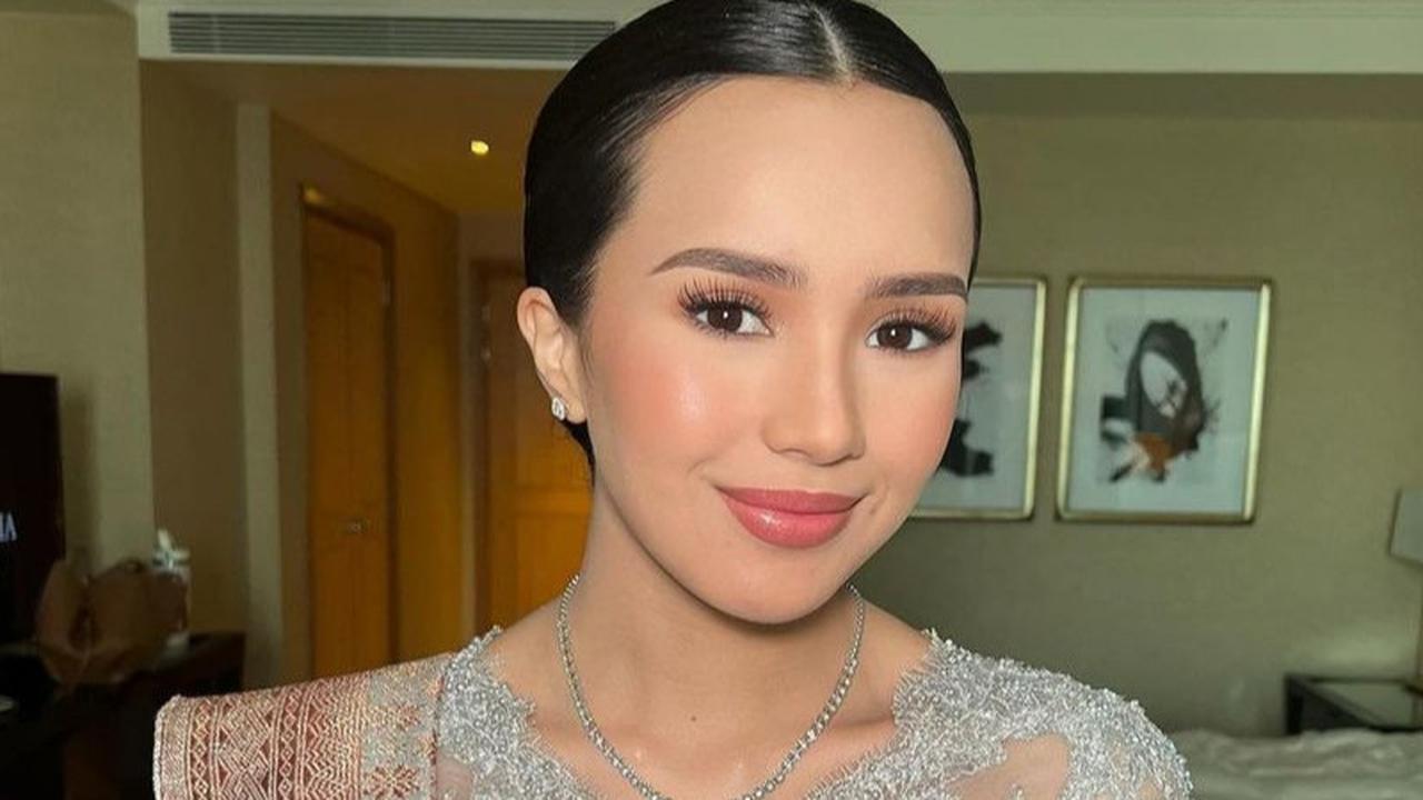 Potret Beby Tsabina Dampingi Suami Pelantikan DPR, Kental Vibes Ibu Pejabat & Cantiknya Paripurna