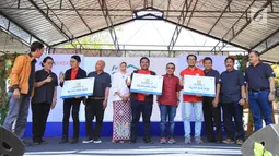 Deputi Bidang Pengembangan Pemuda Kemenpora Asrorun Ni’am Sholeh (kiri), Walikota Batu Dewanti Rumpoko (kelima kiri), jajaran Corporate Affairs Astra dan para pemenang Astra Start Up Challenge 2019 pada Festival Kampung Berseri Astra di Batu, Jawa Timur (3/8/2019). (Liputan6.com/HO/Ilham)