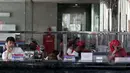 Petugas Lion Air menerima panggilan telepon di kantor pusat Lion Air, Jakarta, Senin (23/2/2015). Keadaan kantor pusat Lion Air terlihat kondusif usai insiden delay beberapa hari lalu. (Liputan6.com/Faizal Fanani)