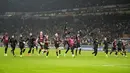 Para pemain AC Milan merayakan kemenangan atas FC Salzburg pada pertandingan lanjutan Grup E Liga Champions di stadion San Siro di Milan, Italia, Kamis (3/11/2022). Milan menang atas Salzburg 4-0.  (AP Photo/Luca Bruno)