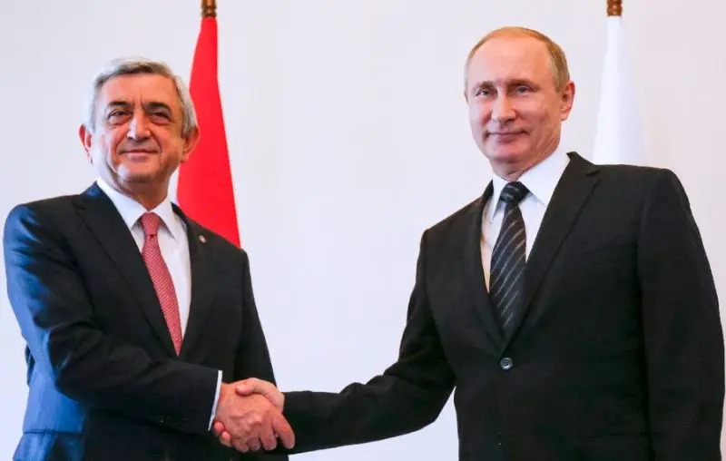 Presiden Rusia Vladimir Putin (kanan) dengan Mantan Perdana Menteri Armenia Serzh Sargsyan -- yang dalam foto itu masih menjabat sebagai Presiden Armenia (AFP Photo/Dmitry Lovetsky)