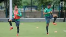 Pemain Timnas Indonesia U-23, Egy Maulana Vikry (kiri) dan Rachmat Irianto melakukan pemanasan jelang gim internal di Lapangan A Senayan, Jakarta, Minggu (21/1). Latihan Timnas Indonesia U-23 persiapan menuju Asian Games. (Liputan6.com/Helmi Fithriansyah)