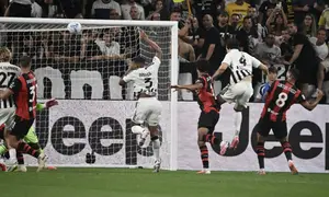 Bek asal Italia yang bermain untuk Juventus, Federico Gatti (nomor punggung 4), mencetak gol pertama bagi timnya dalam pertandingan Serie A Italia antara Juventus dan AC Milan di Stadion Allianz, Turin, pada 7 September 2026. (Isabella BONOTTO/AFP)