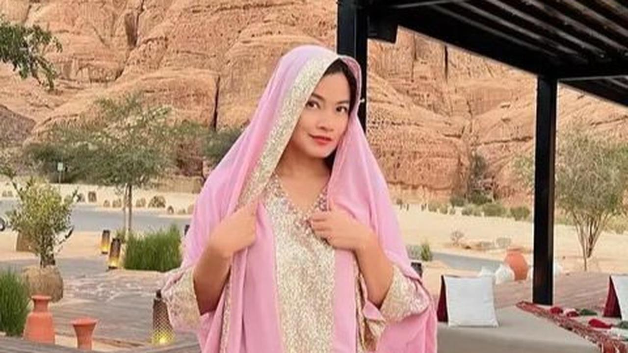 1. Titi Kamal menghipnotis mata dengan pesona gayanya di Al Ula, Arab Saudi, usai menjalani ibadah umrah bersama Christian Sugiono.