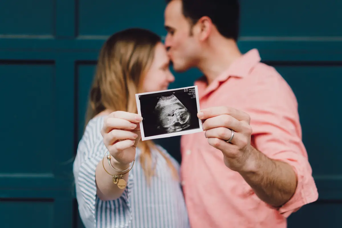 Ilustrasi pasangan yang menjalani program IVF (bayi tabung). Photo by Kelly Sikkema on Unsplash