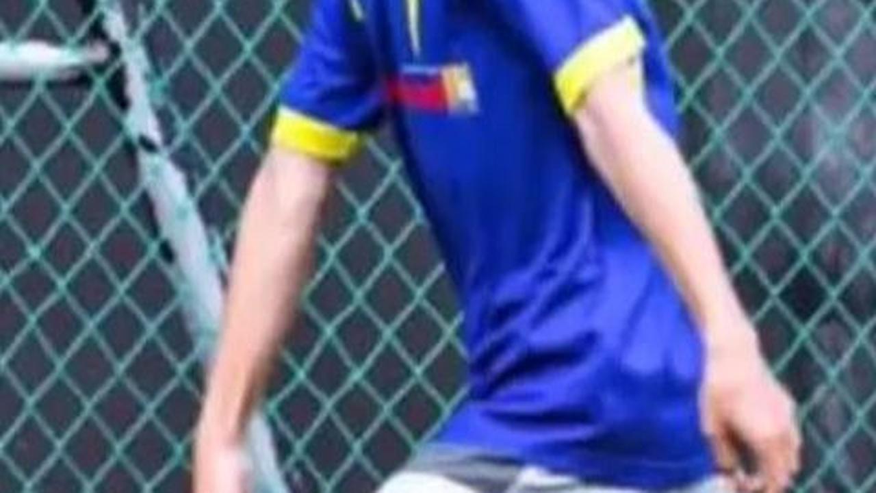 Ternyata, kesamaan mereka tidak hanya pada wajah, tapi juga pada minat olahraga. Remaja tersebut juga gemar bermain sepak bola, seperti Arhan.
