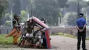 Sejumlah anggota Gruppo Storico Romano (Grup Sejarah Roma) berpakaian perang lengkap dengan tameng dan senjata di Circus Maximus, Roma, Italia , (24/4). Kegiatan ini untuk merayakan ulang tahun berdirinya Roma yang ke-2769. (REUTERS / Alessandro Bianchi)