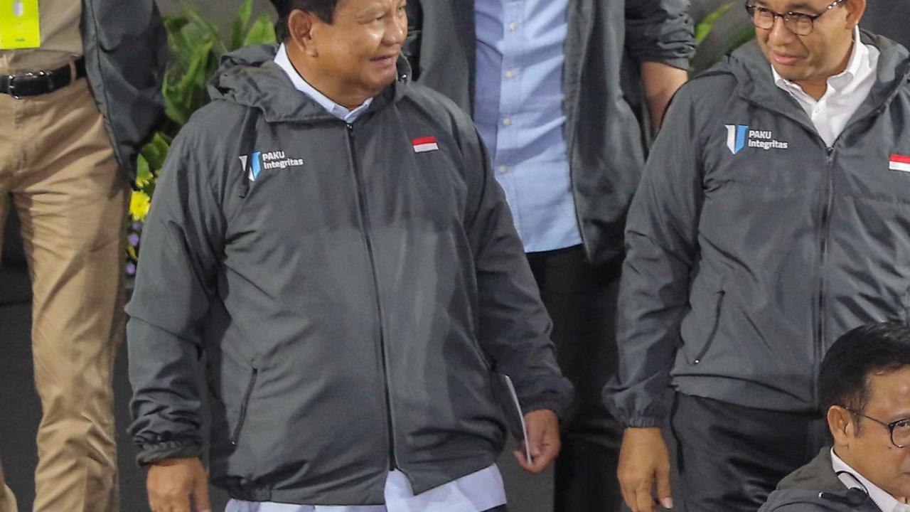 FOTO: Keakraban Tiga Pasangan Capres Usai Bicara Korupsi di Indonesia, Momen Anies Salaman dengan Prabowo Menyita Perhatian