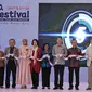 Duta besar Korea Selatan, Cho Tae-yong bersama Puteri Muslimah Indonesia 2017, Syifa Fatimah membuka festival budaya dan pariwisata Korea Festival Travel, Food and Hanbok di Jakarta, Kamis (21/9). (Liputan6.com/Herman Zakharia)