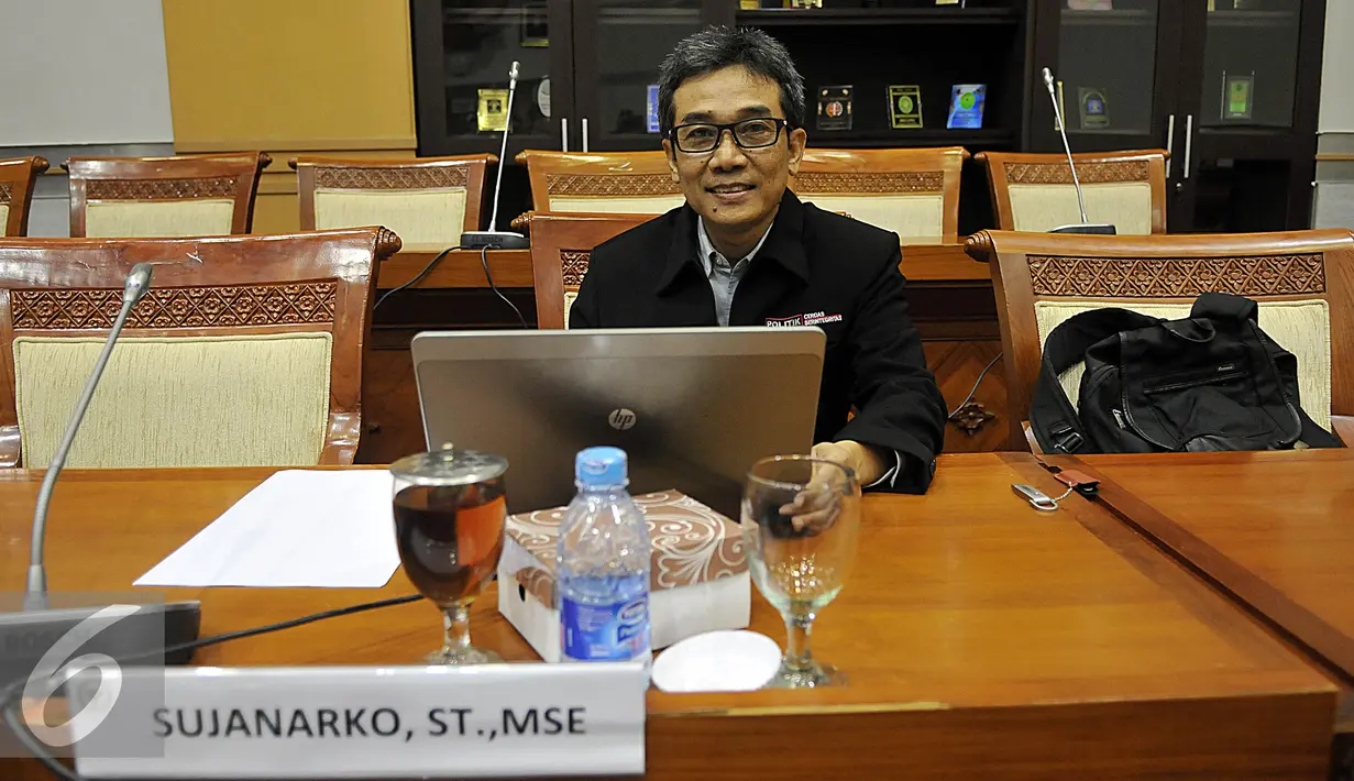 Calon Pimpinan KPK Sujanarko saat mengikuti Uji Makalah dengan Komisi III DPR, di Jakarta, Jumat (4/12). Uji makalah diikuti sembilan dari sepuluh calon pimpinan KPK, sementara satu calon lainnya Busyro Muqodas tidak hadir. (Liputan6.com/Johan Tallo)