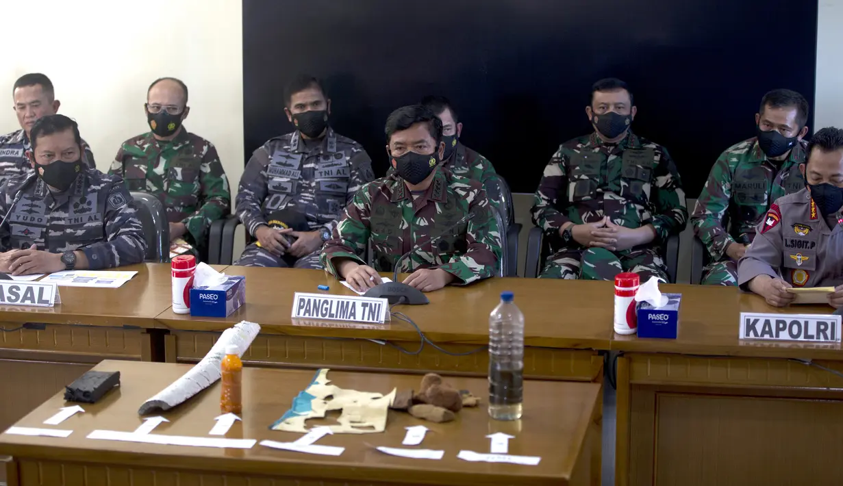 Panglima TNI Hadi Tjahjanto (tengah) menyampaikan keterangan dan menunjukkan puing-puing yang ditemukan dalam operasi pencarian kapal selam KRI Nanggala 402 di Pangkalan Udara Militer Ngurah Rai, Bali, Sabtu (24/4/2021). KRI Nanggala 402 dinyatakan tenggelam atau subsunk. (AP Photo/Firdia Lisnawati)